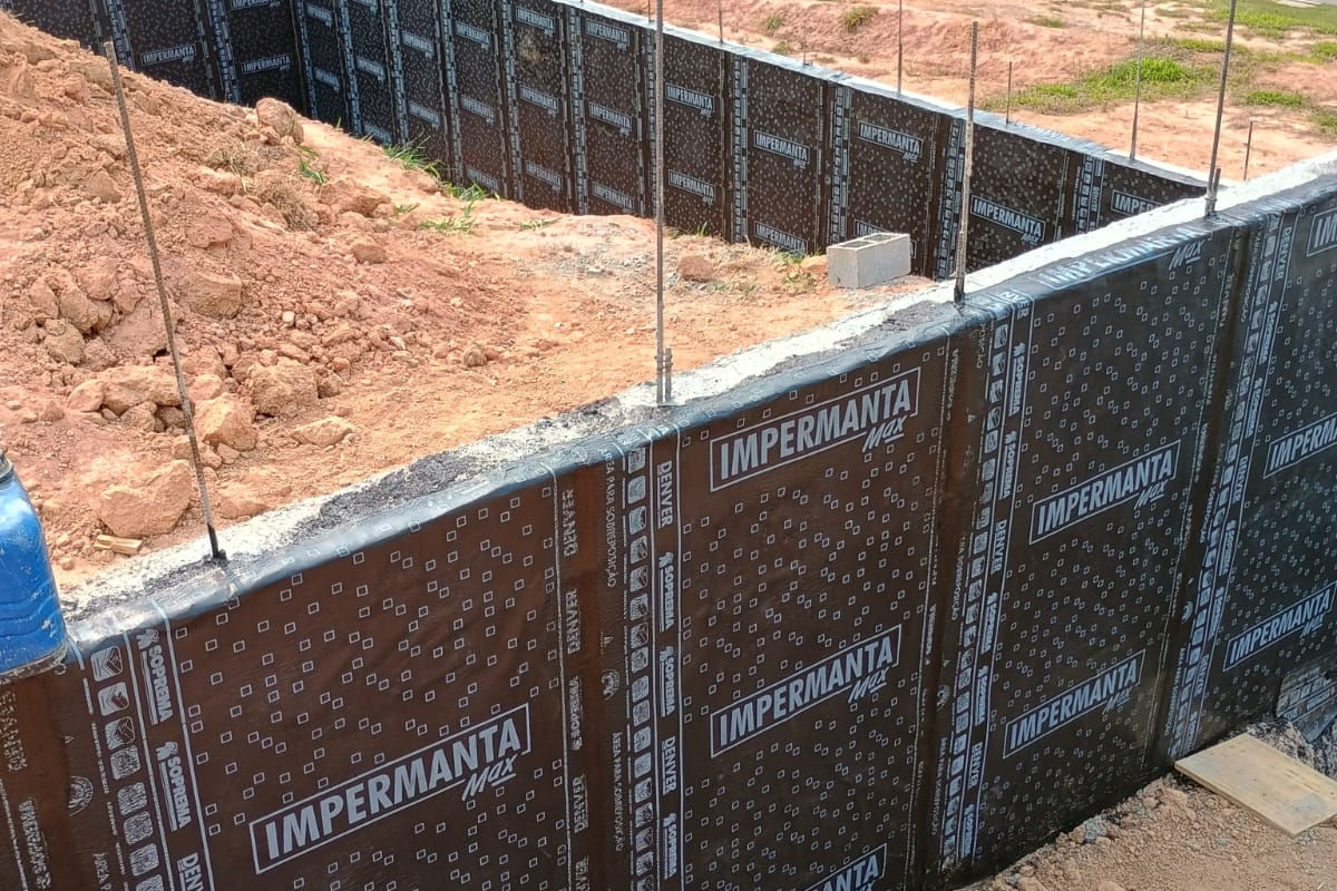 Manta em muro de contenção